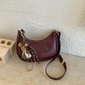 Sac demi-lune bordeaux minimaliste avec charm coeur à imprimé léopard tendance