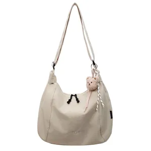 Sac fourre-tout beige en forme de lune pour femmes avec breloque ours et cordon réglable