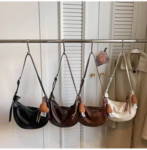 Sacs à bandoulière demi-lune minimalistes en noir, marron, caramel et beige