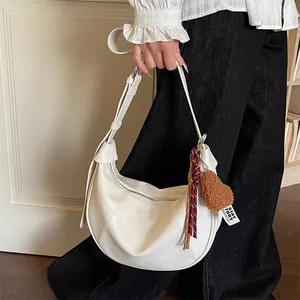 Sac croissant blanc minimaliste avec breloque cœur en peluche et bandoulière