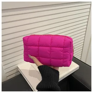 Vue détaillée de la trousse à maquillage matelassée rose néon avec fermeture éclair