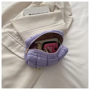 Détail de la trousse de maquillage matelassée lilas avec fermeture éclair dorée