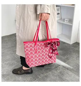 Détail du cabas jacquard rouge et crème motif double bonheur avec un nœud élégant