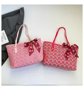 Détail d'un sac cabas de mariage chinois rouge avec caractères Xi et nœud bordeaux