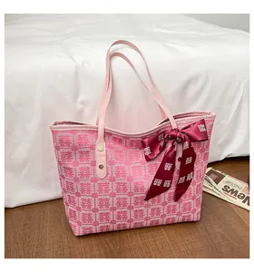 Détail du cabas rose avec motif jacquard chinois traditionnel et un nœud en soie rouge