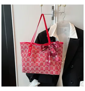 Détail du sac cabas en jacquard rouge avec nœud et motifs traditionnels Xi