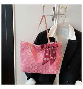 Vue détaillée du sac cabas rose style chinois avec motif Double Bonheur et nœud