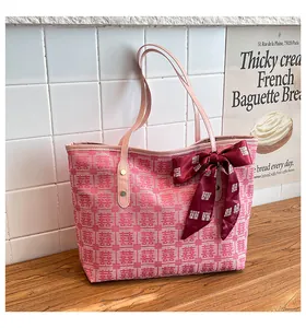 Détail du sac cabas rose avec broderies Double Bonheur rouges et nœud en satin soyeux