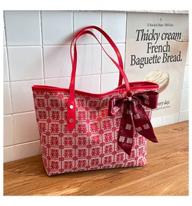 Détail du sac cabas jacquard rouge et blanc avec motif double bonheur et nœud
