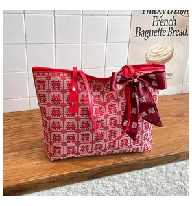Détail du sac cabas rouge et blanc avec motif chinois et décoration de nœud chic