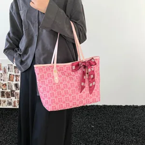 Sac fourre-tout en jacquard rose avec motifs Double Bonheur et un nœud bordeaux