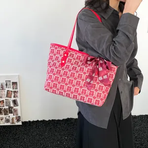 Sac fourre-tout rouge de style chinois avec jacquard double joie et ruban de soie