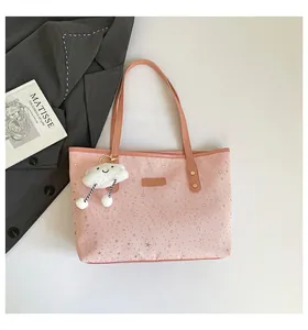 Borsa tote rosa con stelle argentate, ciondolo a nuvola e dettaglio di libro d'arte chic