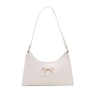 Sac sous le bras blanc cassé en similicuir avec détail nœud doré et finition brillante