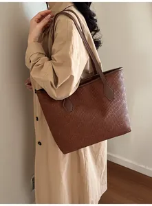 Gros plan d'un sac cabas marron en cuir PU avec gaufrage plissé élégant et détaillé