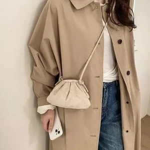 Détails de la pochette beige plissée avec texture mate et fine bandoulière élégante