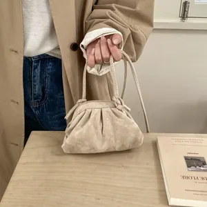Gros plan sur un sac boulette beige aux plis souples et texture mate élégante