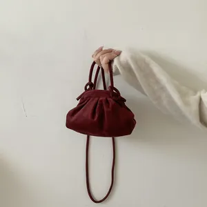 Détails du sac à main plissé bordeaux en daim avec poignées nouées et bandoulière