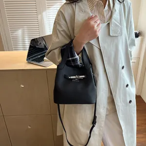 Sac seau classique en cuir grainé noir avec fermoir rotatif argenté et anses
