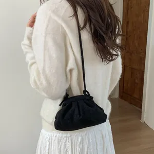 Sac nuage noir minimaliste à plis en suédine douce porté en bandoulière pour femme