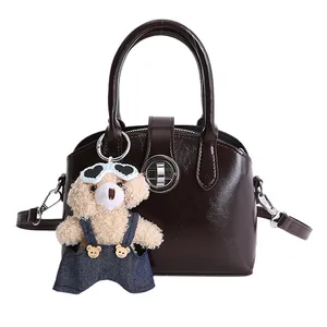 Borsa a tracolla marrone lucida con tracolla regolabile e ciondolo a forma di orso