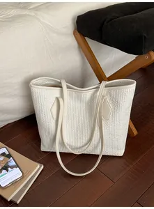 Détails du sac fourre-tout blanc avec texture matelassée élégante et fines bandoulières