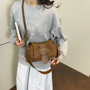 Sac bandoulière rétro marron en daim pour femme avec large sangle et boucle