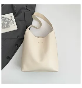 Détail du sac cabas blanc crème avec lettrage FASHION doré sur cuir synthétique