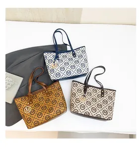 Trois sacs cabas élégants avec imprimés M et pendentifs logo en métal doré chic