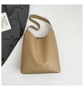 Vue à plat du sac hobo rétro kaki avec texte doré Fashion sur cuir de qualité