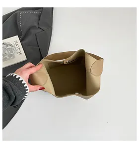 Détail intérieur du sac cabas kaki avec poche interne et fermoir magnétique métallique