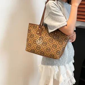 Sac fourre-tout marron pour femme avec motif monogramme et pendentif en métal M
