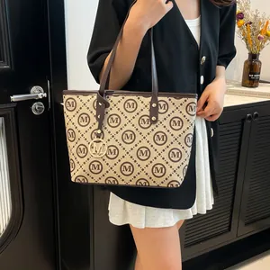 Sac fourre-tout en toile beige avec imprimé lettres marron et anses en cuir élégant