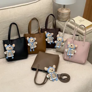 Sac fourre-tout carré à motif litchi en plusieurs couleurs avec breloque ours tissé