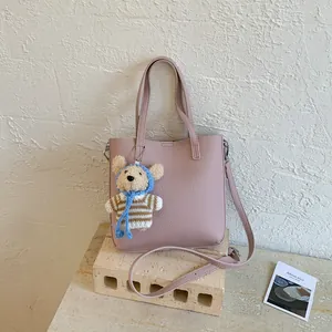 Sac Seau En Cuir PU À Motif Litchi Pour Femmes Sac À Main Fourre-tout Minimaliste Avec Pendentif Ours Bandoulière Amovible