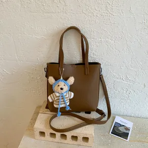 Sac cabas marron en cuir grainé avec breloque ours en tricot et bandoulière amovible