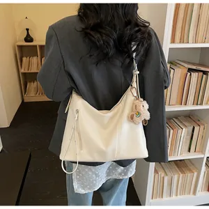 Détail du sac cabas en similicuir blanc crème avec breloque ours brun et vue arrière