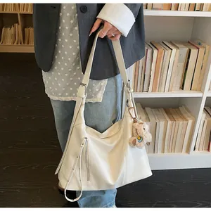 Sac fourre-tout blanc en similicuir avec bandoulière réglable et breloque ours mignonne