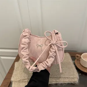 Sac à main rose pâle avec anse plissée, nœud argenté et texture à motifs nuages