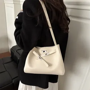 Bolso tote minimalista de cuero blanco crema con cierre giratorio metálico mujer