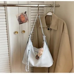 Détail du sac cabas blanc en cuir avec zip argenté et charmant pendentif mouton