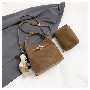 Braune Wildleder-Beuteltasche im Set mit kleiner Tasche und süßem Plüsch-Hundeanhänger