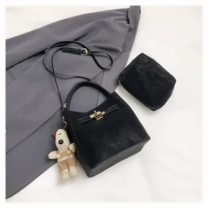 Detailsicht der schwarzen matten Beuteltasche mit kleiner Tasche und süßem Hundeanhänger