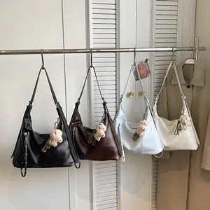 Grand Sac à Épaule Hobo pour Femmes en Cuir PU Minimaliste Japonais Sac Tote Carré Avec Pendentif Animal en Peluche Sac à Main