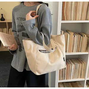 Dettaglio della borsa tote Midola con tasca a quadri e tessuto in tela resistente
