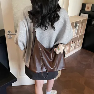 Grand sac fourre-tout minimaliste en similicuir marron avec pompon et pendentif peluche
