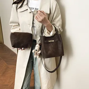 Braune Beuteltasche im Set mit kleiner Tasche, Anhänger und verstellbarem Riemen