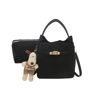 Minimalistisches schwarzes mattes Eimer-Taschen-Set mit goldener Hardware und Plüsch-Hund