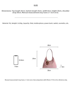 Dettaglio della borsa tote rosa in PU con ciondolo a fiore e tabella delle misure