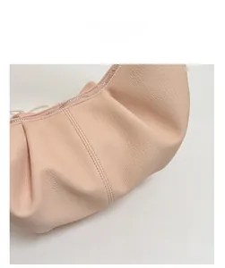 Detail aus weichem Leder mit Lychee-Struktur, feinen Nähten und silbernem Reißverschluss